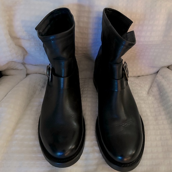 Newish FRYE VERONICA BLACKK BOOT - Picture 3 of 6